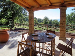 Outdoor dining - Lovely apartment for 4 guests with WIFI, pool, TV, terrace and pets allowed (Lake Bolsena)