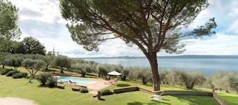 Beautiful apartment for 6 guests with pool, WIFI, TV, terrace, pets allowed and parking