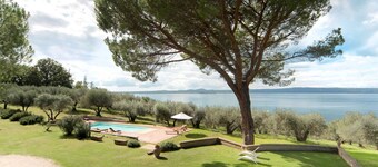 Beautiful apartment for 5 guests with WIFI, pool, TV, patio, pets allowed and parking