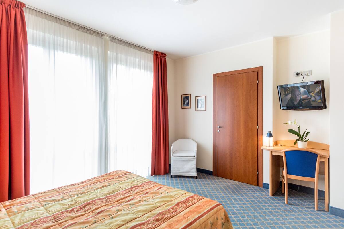 Comfort Double Room | In-room safe, blackout drapes, soundproofing, WiFi (free)
