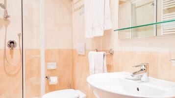 Doppelzimmer zur Einzelnutzung | Badezimmer | Dusche, Regendusche, Haartrockner, Bidet