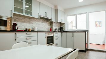 Frigorífico, microondas, horno y placa de cocina