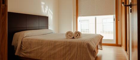 3 bedrooms, desk, iron/ironing board, travel cot