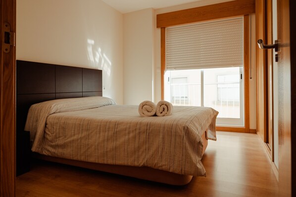 3 chambres, bureau, fer et planche à repasser, lit parapluie