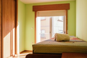 3 dormitorios, escritorio, tabla de planchar con plancha y cuna de viaje