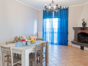 Dining - Cosy apartment in villa for 12 people with WIFI, pool, TV and terrace (Lake Bolsena)