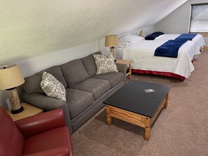 4 bedrooms, desk, travel crib, free WiFi - Spacious 3-Story Home, 4 bedrooms, Sleeps 12, Easy Trailer Parking (Detroit)