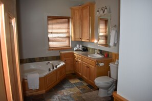 Shower, jetted bath, hair dryer, towels - Spacious 3-Story Home, 4 bedrooms, Sleeps 12, Easy Trailer Parking (Detroit)