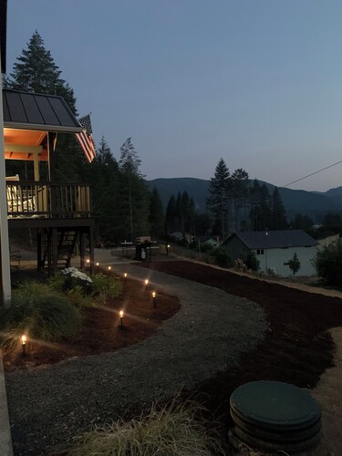 Spacious 3-Story Home, 4 bedrooms, Sleeps 12, Easy Trailer Parking