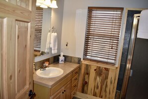 Shower, jetted tub, hair dryer, towels - Spacious 3-Story Home, 4 bedrooms, Sleeps 12, Easy Trailer Parking (Detroit)