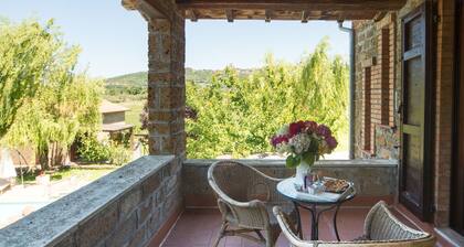 Nice apartment in villa with hot tub, WIFI, pool, TV, patio, pets allowed and panoramic view