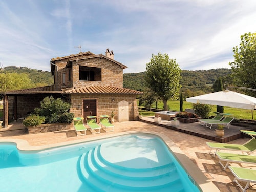 Nice apartment in villa with hot tub, pool, WIFI, TV, patio, pets allowed and panoramic view