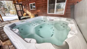 Indoor spa tub