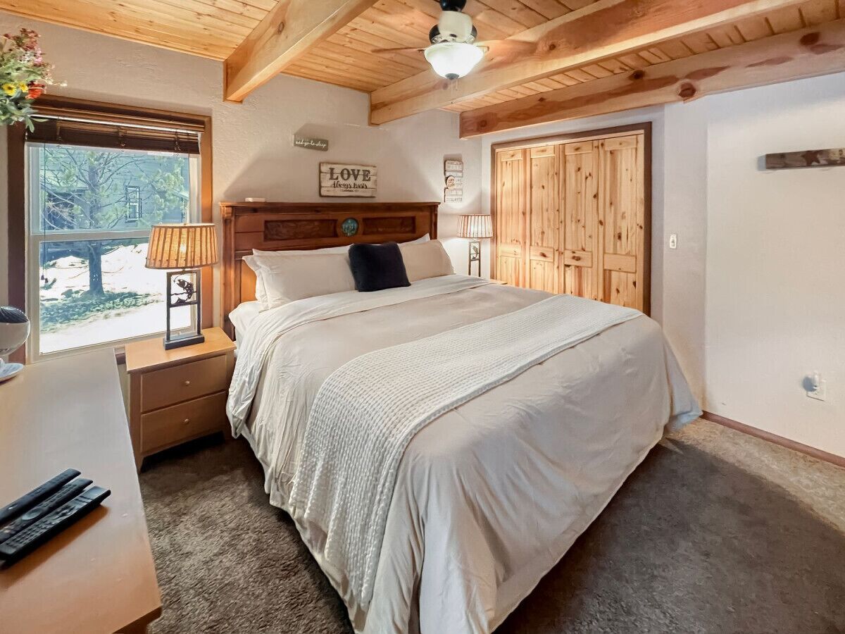 5 bedrooms, desk, iron/ironing board, travel crib