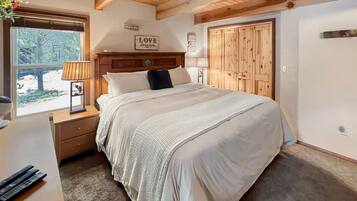 5 bedrooms, desk, iron/ironing board, travel crib