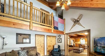 Lemmikkieläinystävällinen mökki lähellä järveä w / yksityinen poreallas