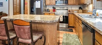 Cabaña que admite mascotas cerca del lago con bañera de hidromasaje privada