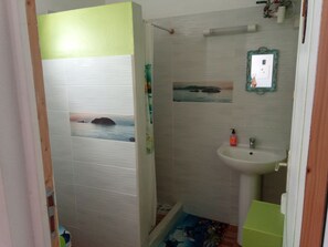 Haartrockner, Handtücher, Seife, Shampoo