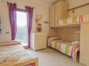 2 bedrooms, travel crib, free WiFi