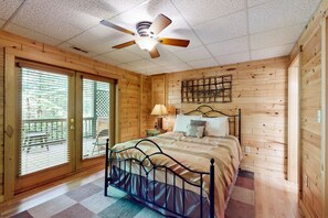 3 bedrooms, iron/ironing board, WiFi, bed sheets - Creekside, family-friendly cabin w/ a private hot tub, game room, & firepit (Blue Ridge)