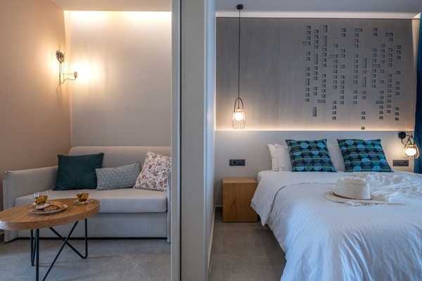 Departamento Deluxe, vista al mar | Área de sala de estar | Televisión de pantalla plana de 32 pulgadas con canales digitales