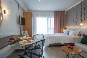 Appartement Deluxe, vue sur la mer | Aire de séjour | Téléviseur à écran plat de 32 po avec télévision numérique, téléviseur