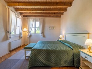 2 bedrooms, travel cot, free WiFi