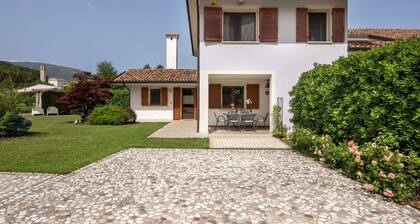 Wonderful villa for 7 guests with WIFI, A/C, TV and terrace