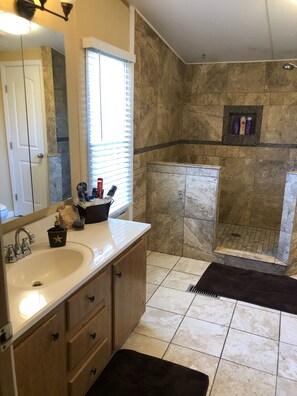 Combined shower/tub, hair dryer, towels, soap - Beautiful Texas Hill country, amazing views, and farm living (Florence)