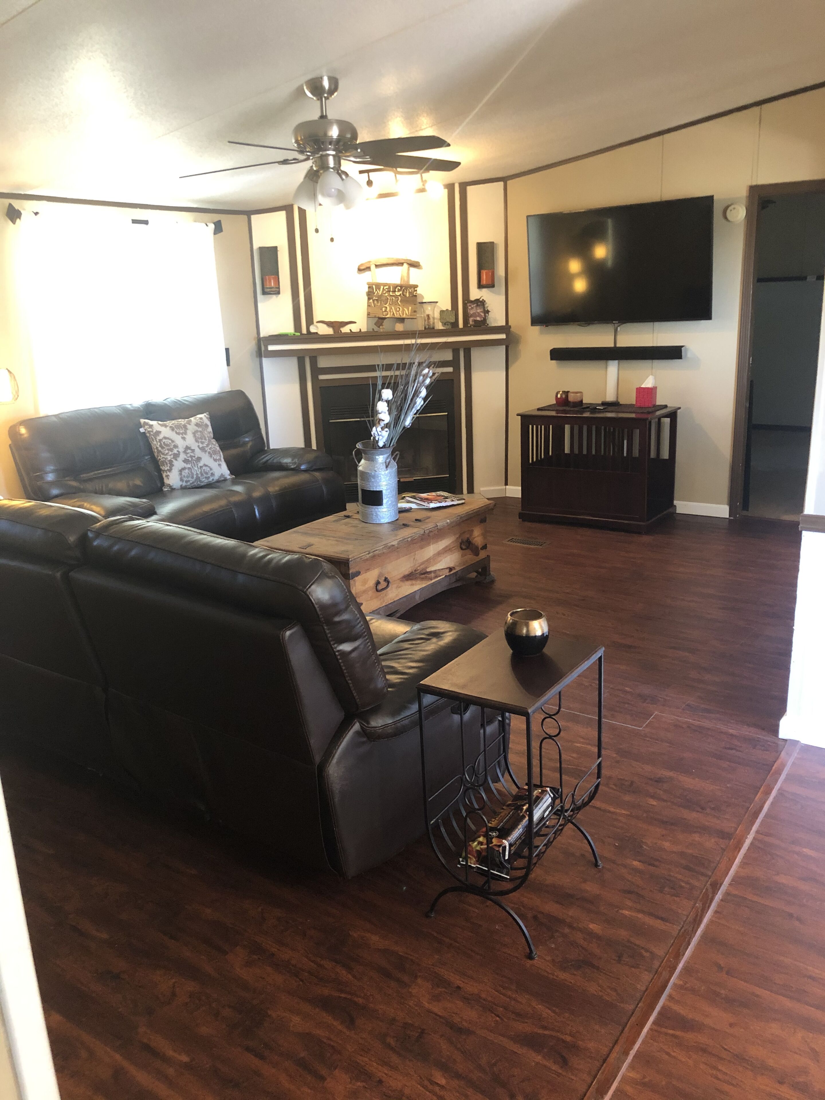 Télévision, cheminée, lecteur de DVD, vidéothèque