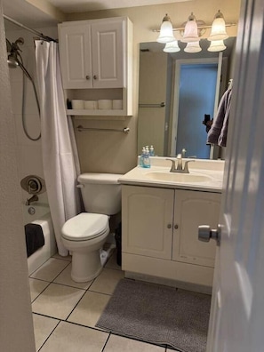 Combined shower/tub, hair dryer, towels, soap - Short walk to Shands, VA, University of Florida 1 (Gainesville)