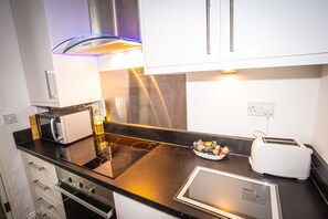 Design Apartment, 2 Bedrooms | Private kitchen | Full-size fridge, oven, stovetop, electric kettle - Norton Serviced Apartments (Stockton-on-Tees)