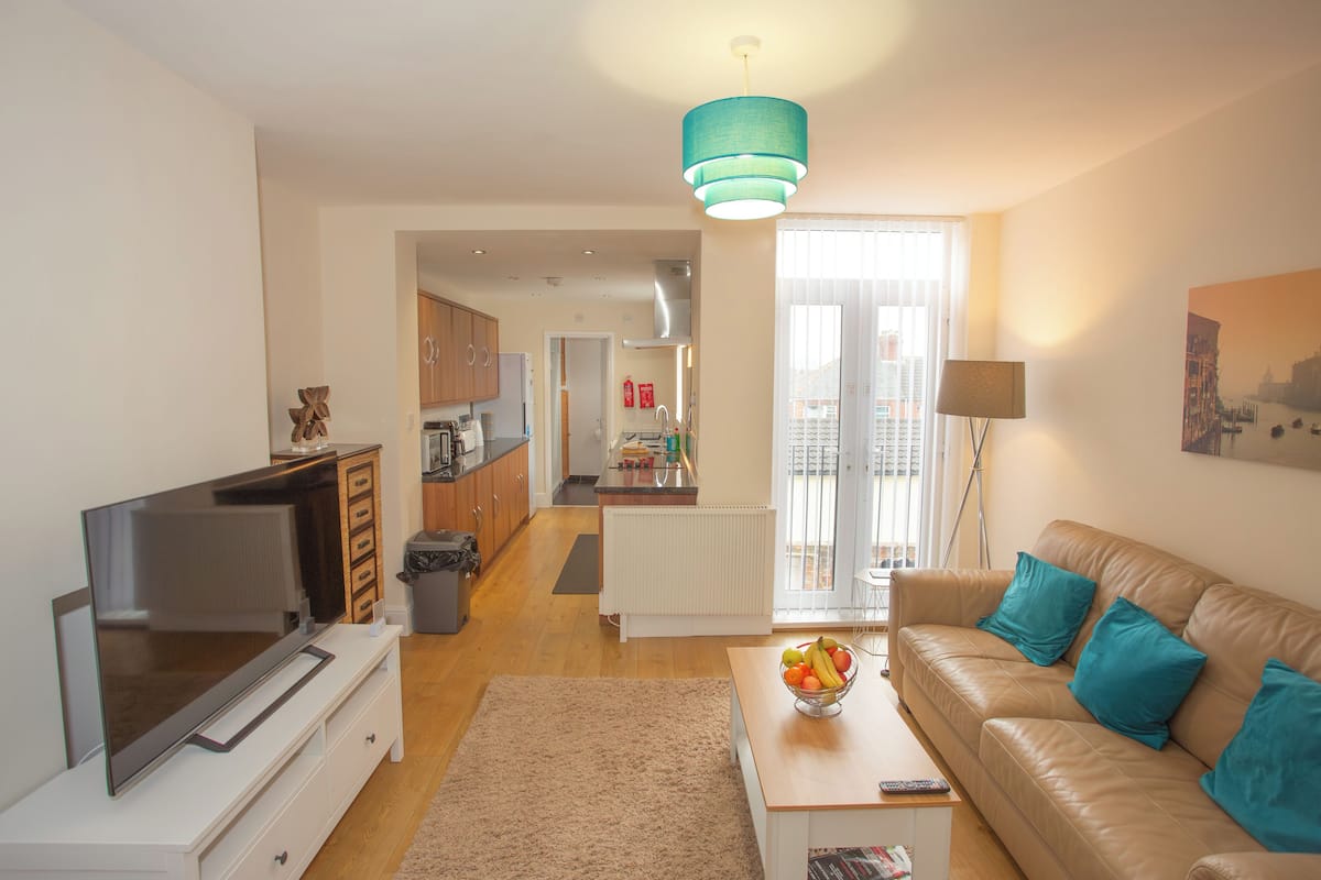 Apartamento tradicional, 1 habitación | Zona de estar | Smart TV de 50 pulgadas con canales digitales, una televisión
