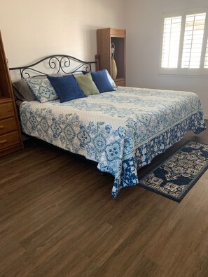 3 bedrooms, iron/ironing board, WiFi, bed sheets - Spring Training 3B/2B close to everything (Mesa)