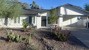 A modern house with a patio, a cactus garden, and a garage. - Spring Training 3B/2B close to everything (Mesa)