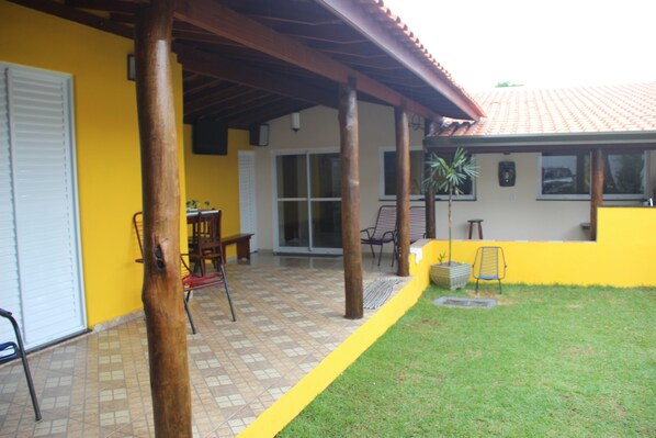 Outdoor dining - FAMILY HOUSE - BROTAS / SP (Jardim Regina)
