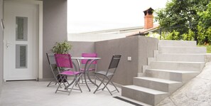 Outdoor dining - Luxury apartment in Villa Magenta - an artistic mix of minimalism and elegance. (Izola)