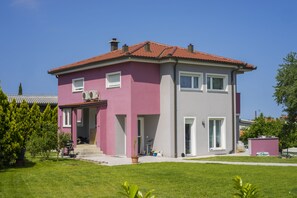 Exterior - Luxury apartment in Villa Magenta - an artistic mix of minimalism and elegance. (Izola)