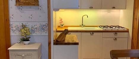 Cafeteira/chaleira, talheres/pratos/utensílios de cozinha