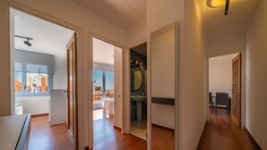 A spacious hallway with wooden flooring leading to a bathroom and a dining area. - HomeHolidaysRentals Elodie - Costa Barcelona (Calella)