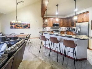Geladeira, micro-ondas, fogão, cooktop