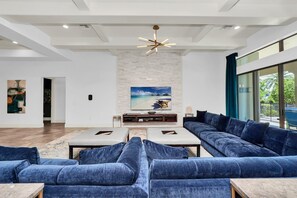 TV, video game console, DVD player, table football - Signature Estate | Luxury 7 Bed (Kissimmee)