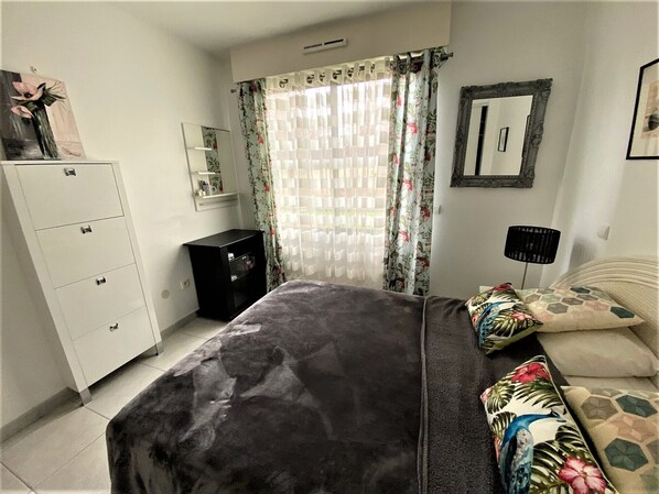 A bedroom with a bed, a wardrobe, a desk, and a mirror. - "Le Franklin "T3 Terrace-clim-Garage. 30 meters from the beach (La Ciotat)
