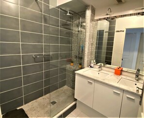 Bathtub, toilet paper