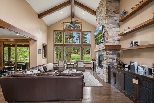 Beautiful Golf Course Retreat! Game Room, Hot Tub, Fire Pit, Ping Pong & Wifi