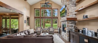 Beautiful Golf Course Retreat! Game Room, Hot Tub, Fire Pit, Ping Pong & Wifi