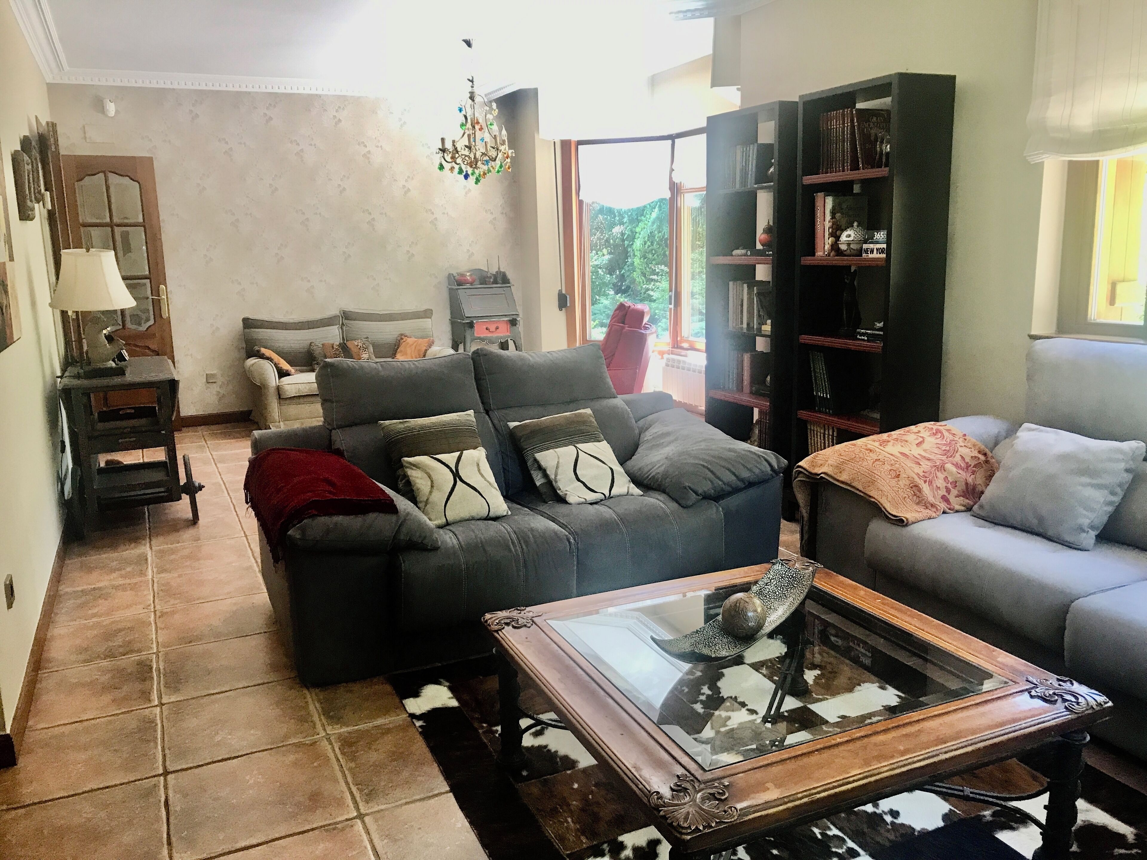 Smart-TV, Kamin, Bücher