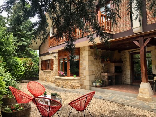 Great location, perfect for groups of 15 people. Private garden with barbecue