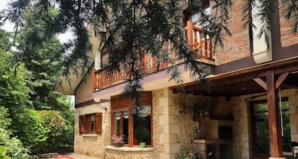 Great location, perfect for groups of 15 people. Private garden with barbecue