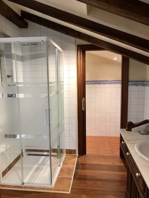 Baignoire, sèche-cheveux, bidet, serviettes fournies